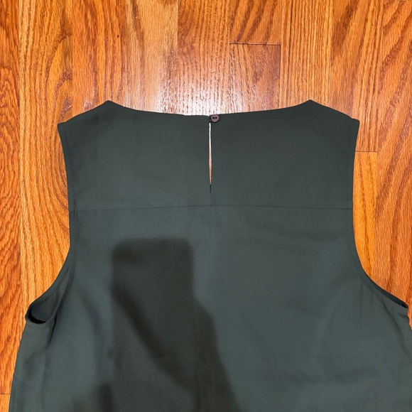 Lark & Ro emerald green tank with keyhole closure in back - Picture 4 of 4